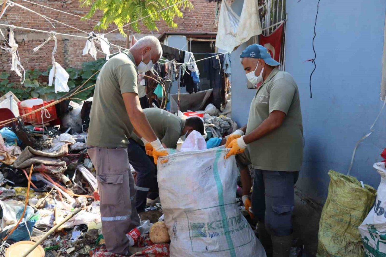 Bu evden, 8 saatte 7 kamyon çöp çıktı