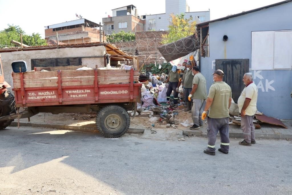 Bu evden, 8 saatte 7 kamyon çöp çıktı