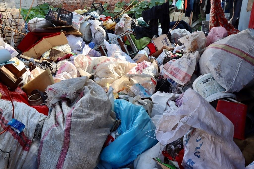 Bu evden, 8 saatte 7 kamyon çöp çıktı