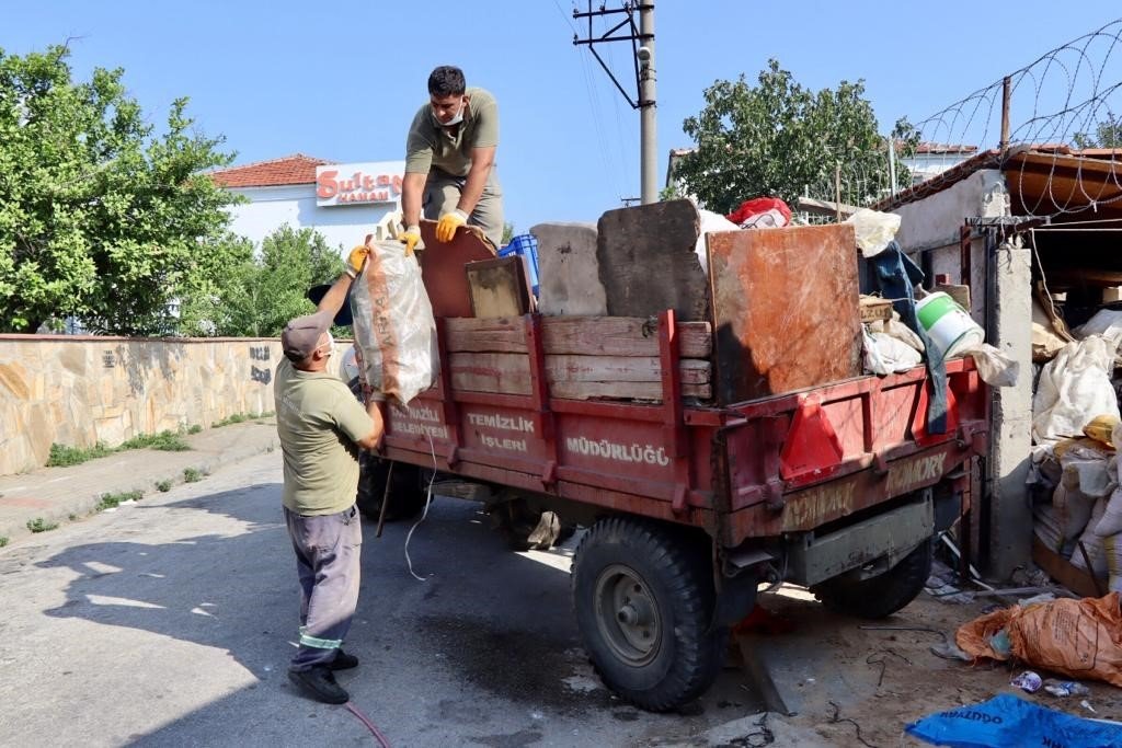 Bu evden, 8 saatte 7 kamyon çöp çıktı