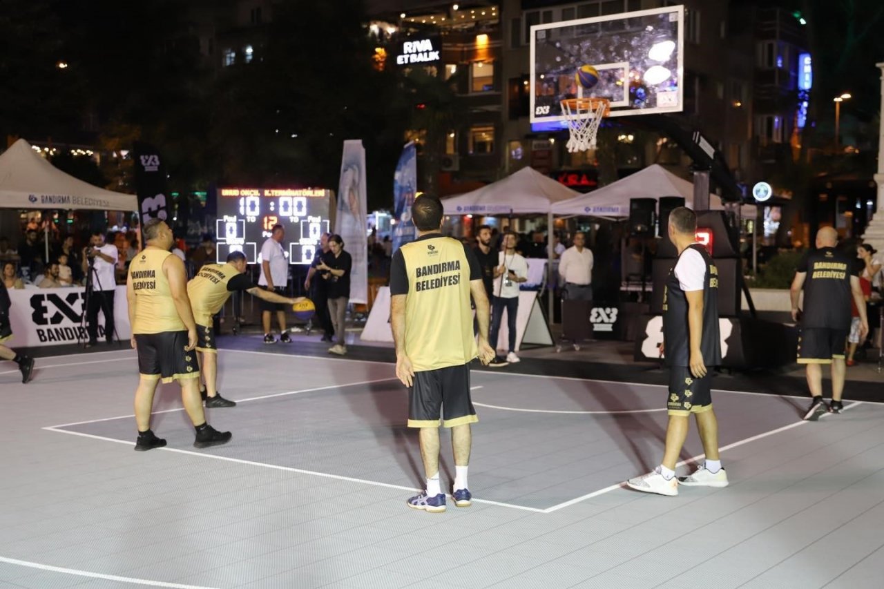 Bandırma Belediye Başkanı Tolga Tosun, basketbol oynadı