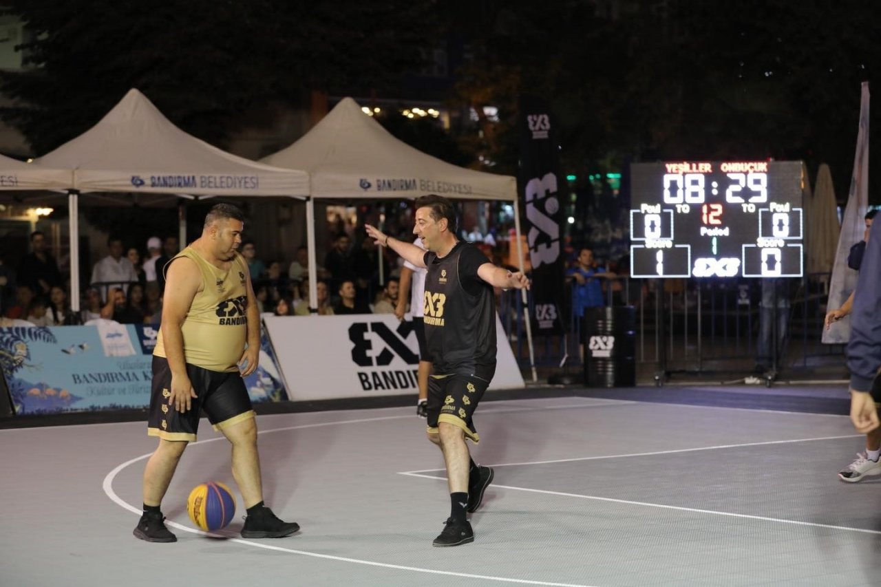 Bandırma Belediye Başkanı Tolga Tosun, basketbol oynadı