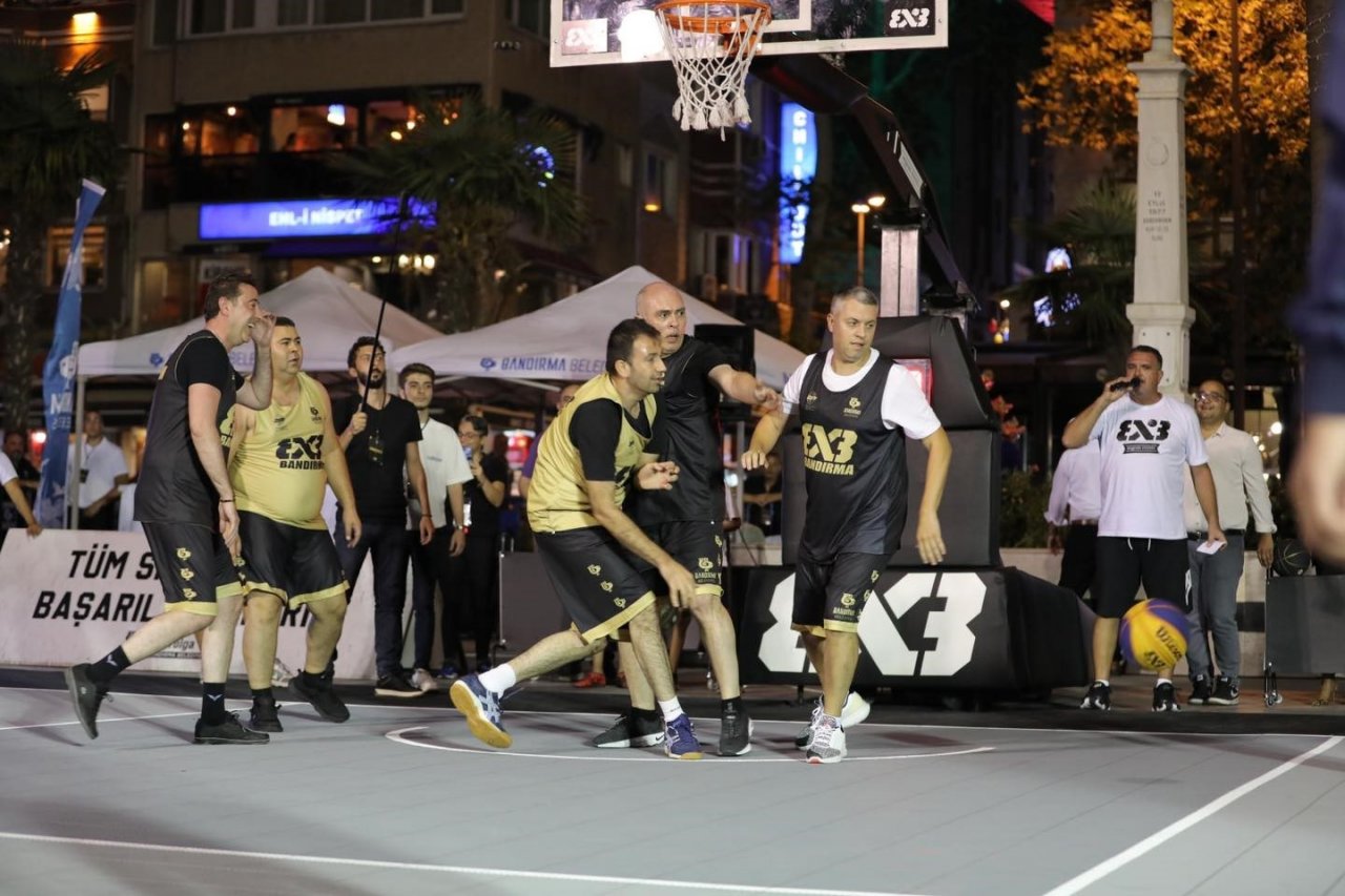 Bandırma Belediye Başkanı Tolga Tosun, basketbol oynadı