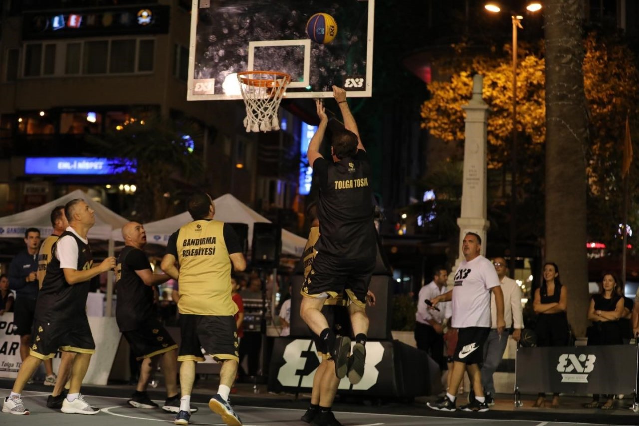 Bandırma Belediye Başkanı Tolga Tosun, basketbol oynadı