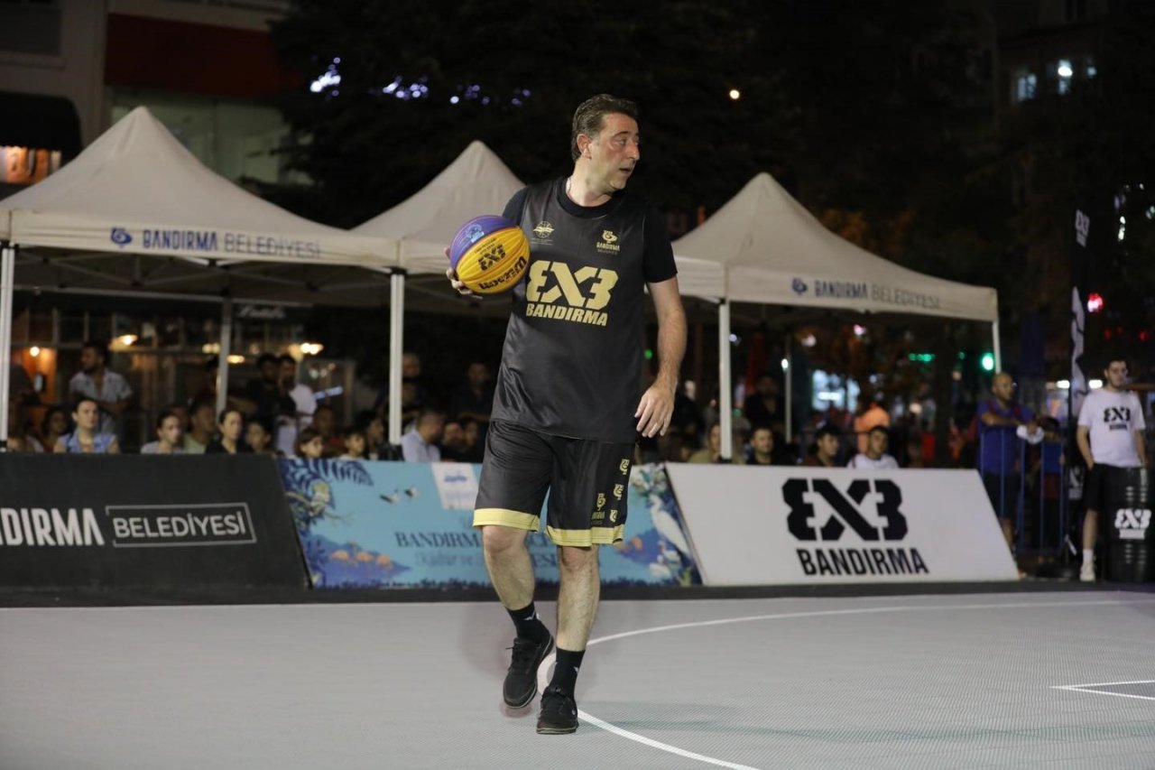 Bandırma Belediye Başkanı Tolga Tosun, basketbol oynadı