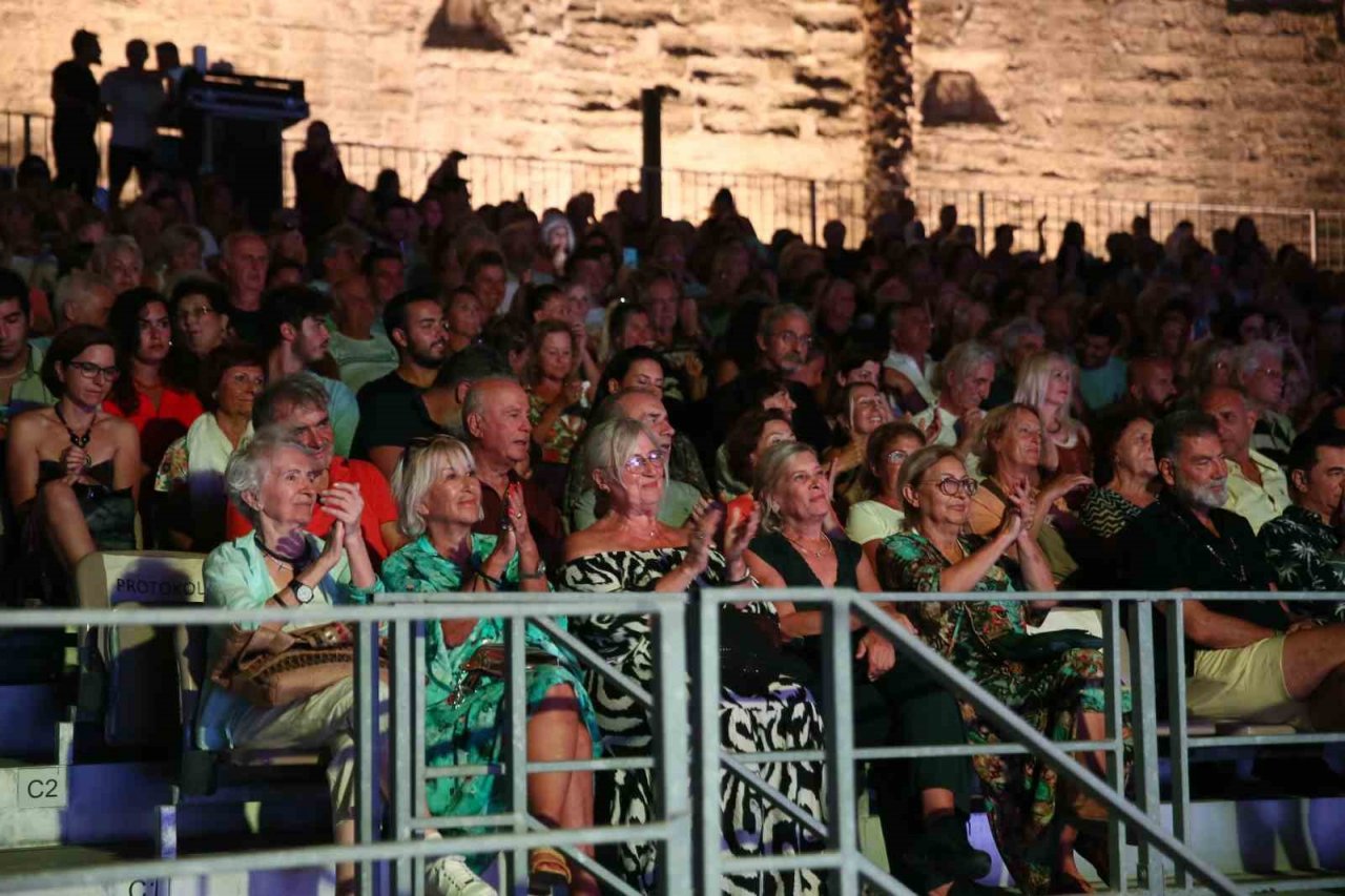 Bodrum Kalesi’nde coşkulu konser: Halk konserine vatandaşlar akın etti