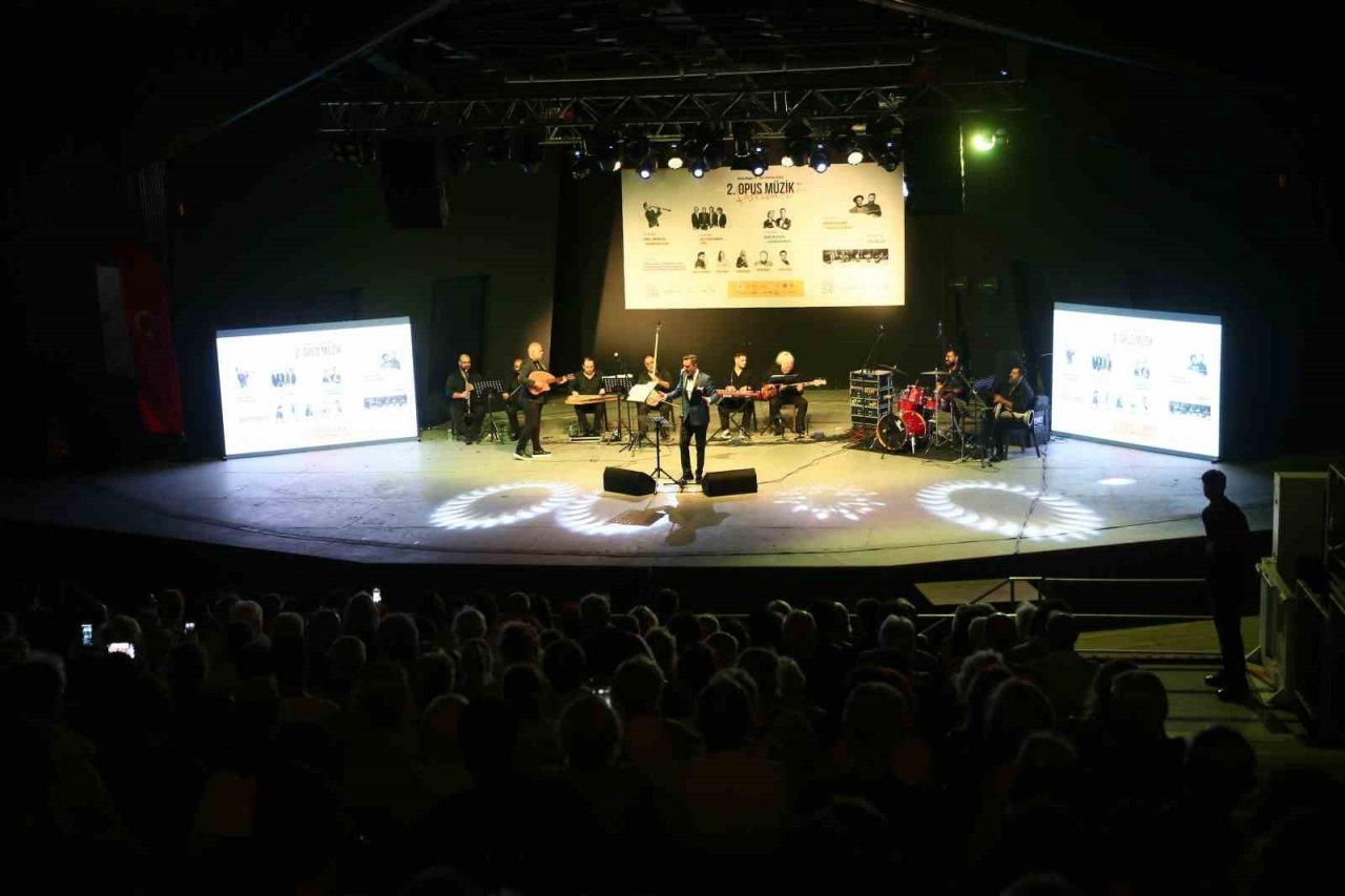 Bodrum Kalesi’nde coşkulu konser: Halk konserine vatandaşlar akın etti