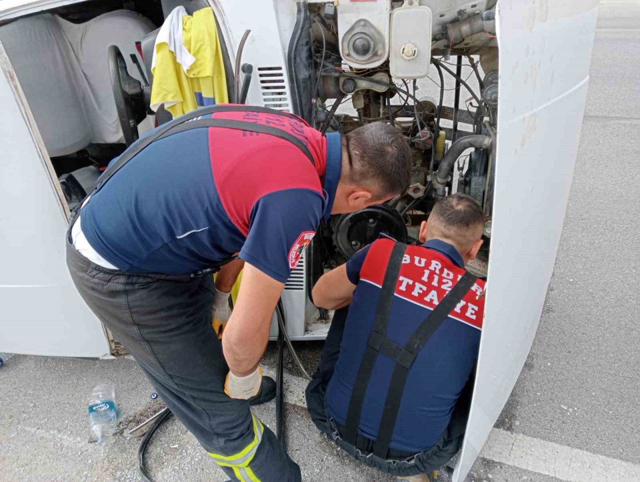 Burdur’da römork bağlı otomobil devrildi 3 kişi yaralandı.