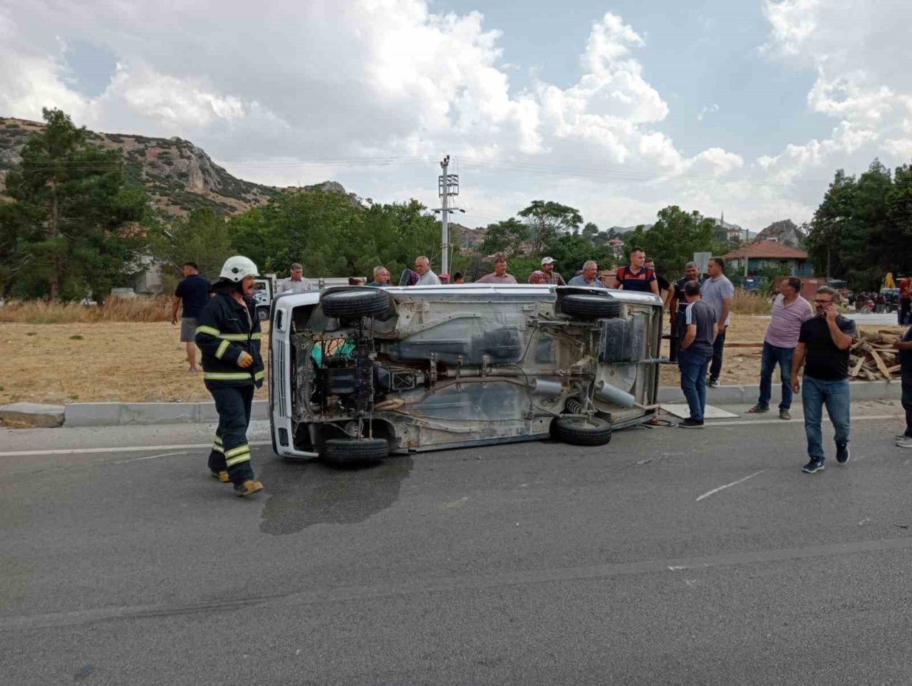Burdur’da römork bağlı otomobil devrildi 3 kişi yaralandı.