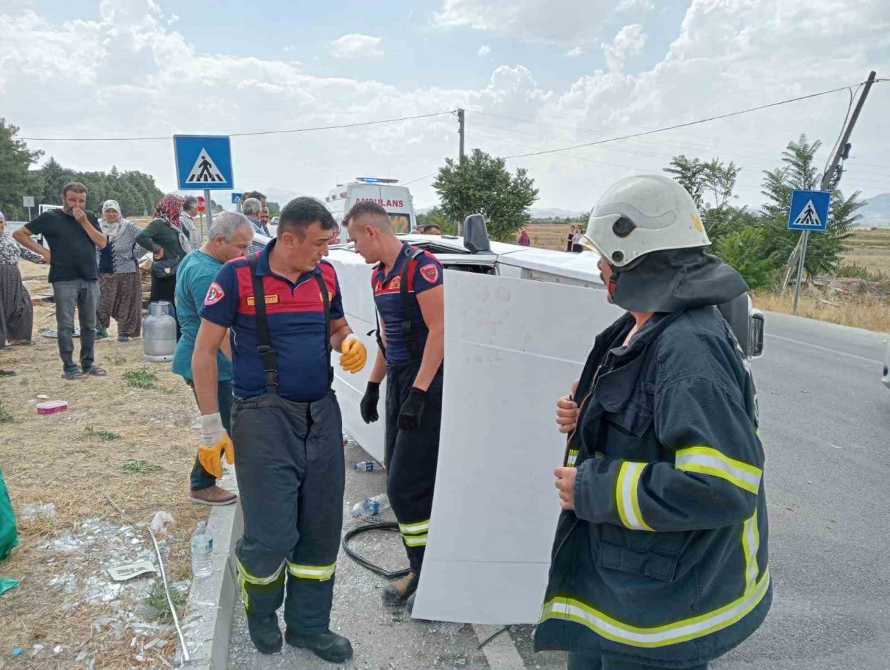 Burdur’da römork bağlı otomobil devrildi 3 kişi yaralandı.
