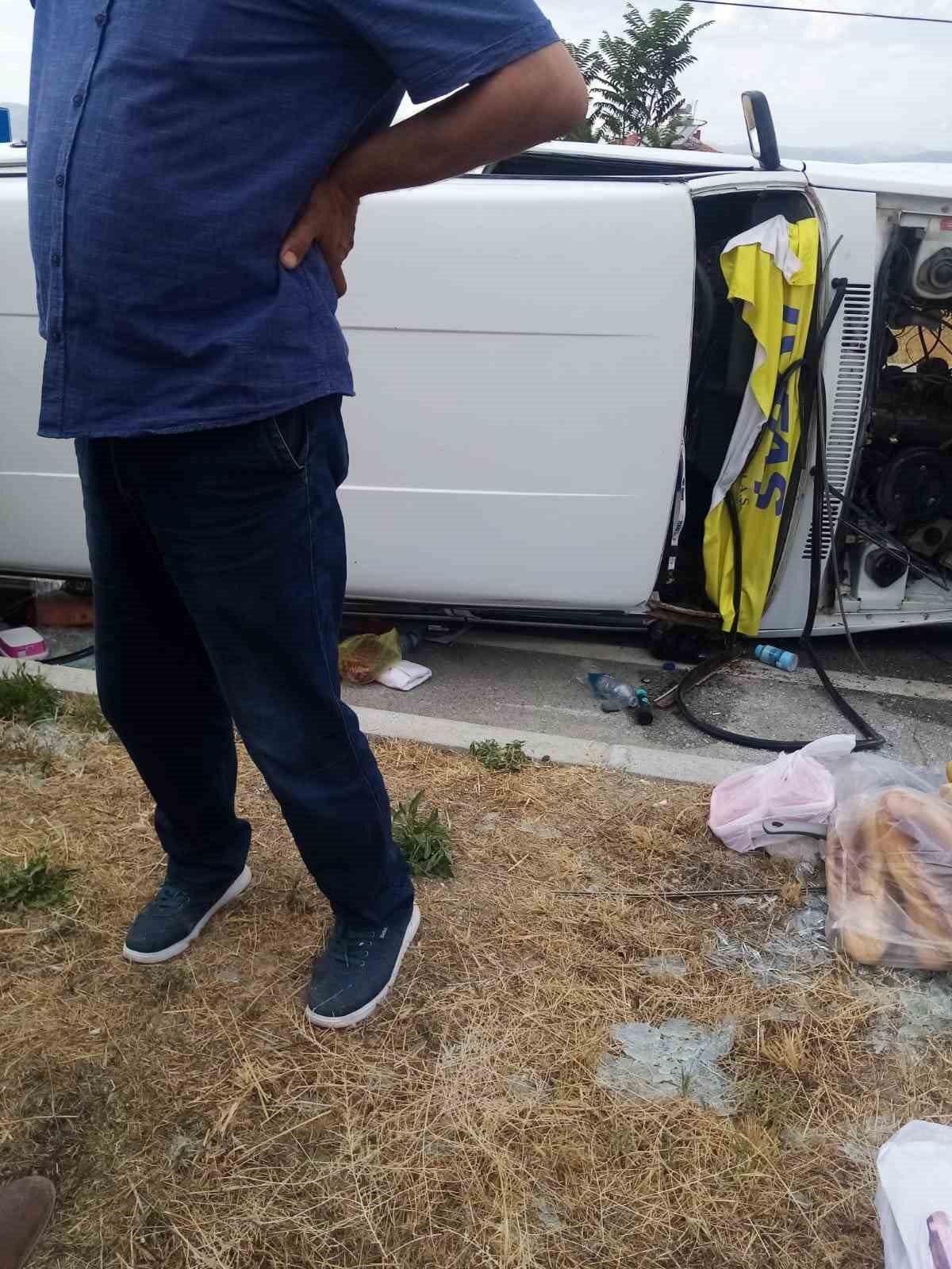 Burdur’da römork bağlı otomobil devrildi 3 kişi yaralandı.