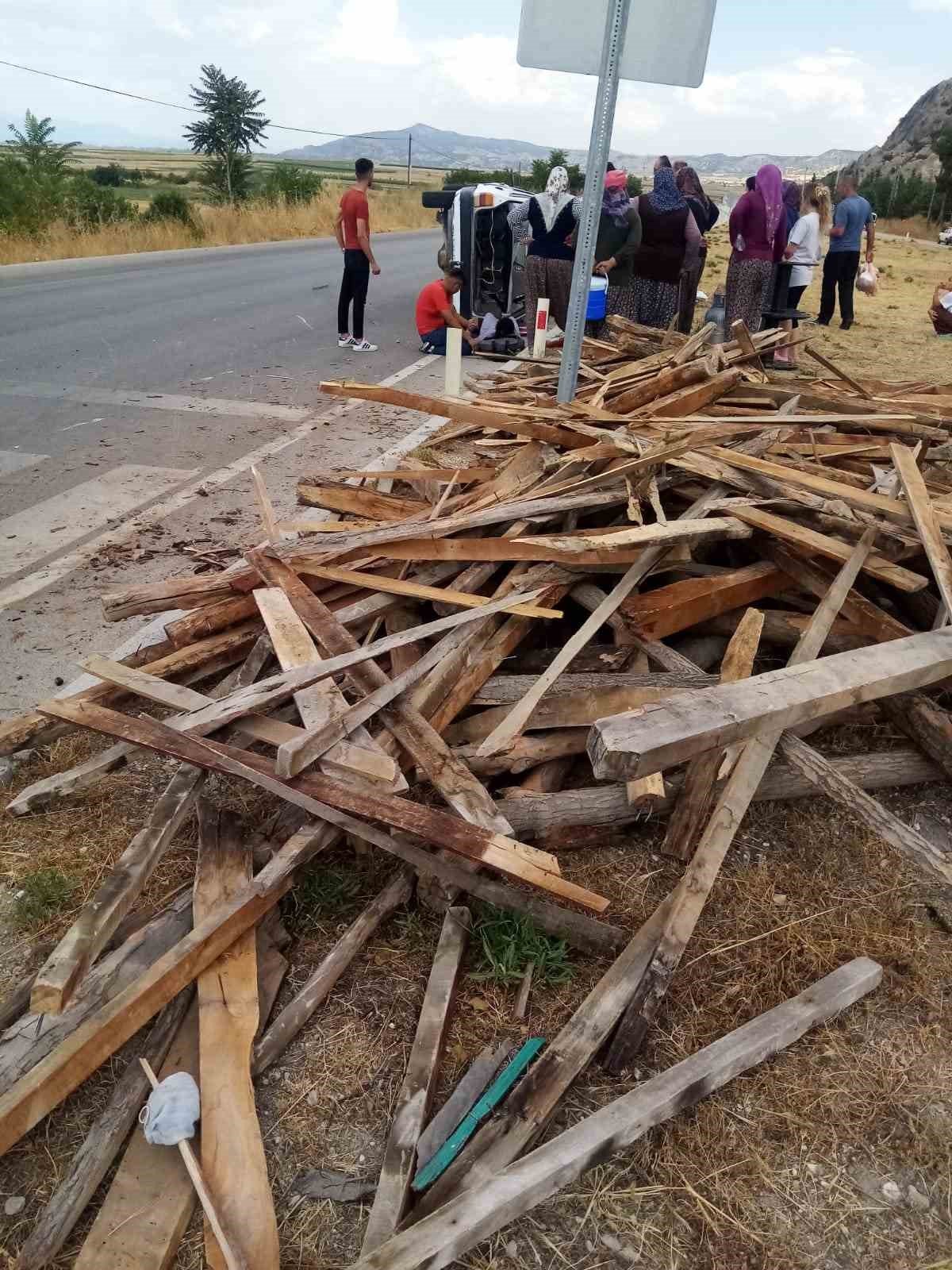 Burdur’da römork bağlı otomobil devrildi 3 kişi yaralandı.