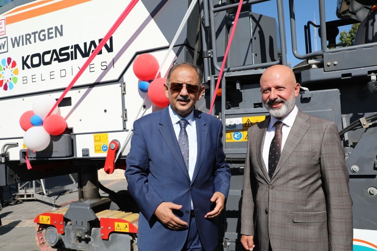 Bakan Özhaseki: "1 milyon 900 binden fazla insan evinde değil dışarıdaysa, başka projelerin peşinde koşmak çok doğru olmaz"