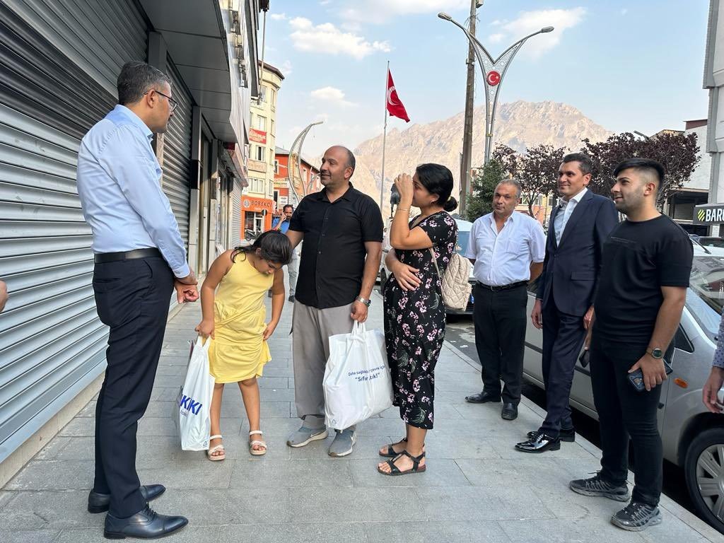 Vali Çelik, vatandaşları ziyaret ederek sorunlarını çözmeye çalışıyor