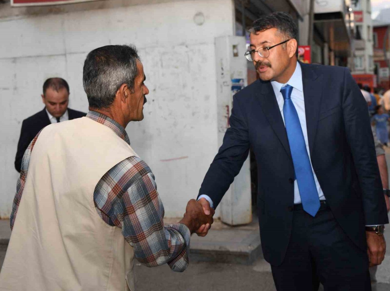 Vali Çelik, vatandaşları ziyaret ederek sorunlarını çözmeye çalışıyor