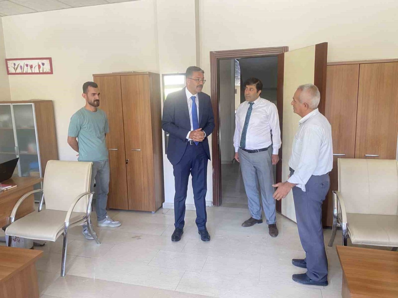 Vali Çelik, vatandaşları ziyaret ederek sorunlarını çözmeye çalışıyor