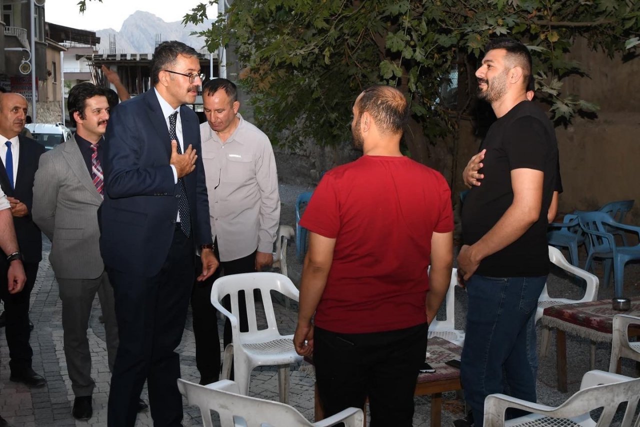 Vali Çelik, vatandaşları ziyaret ederek sorunlarını çözmeye çalışıyor