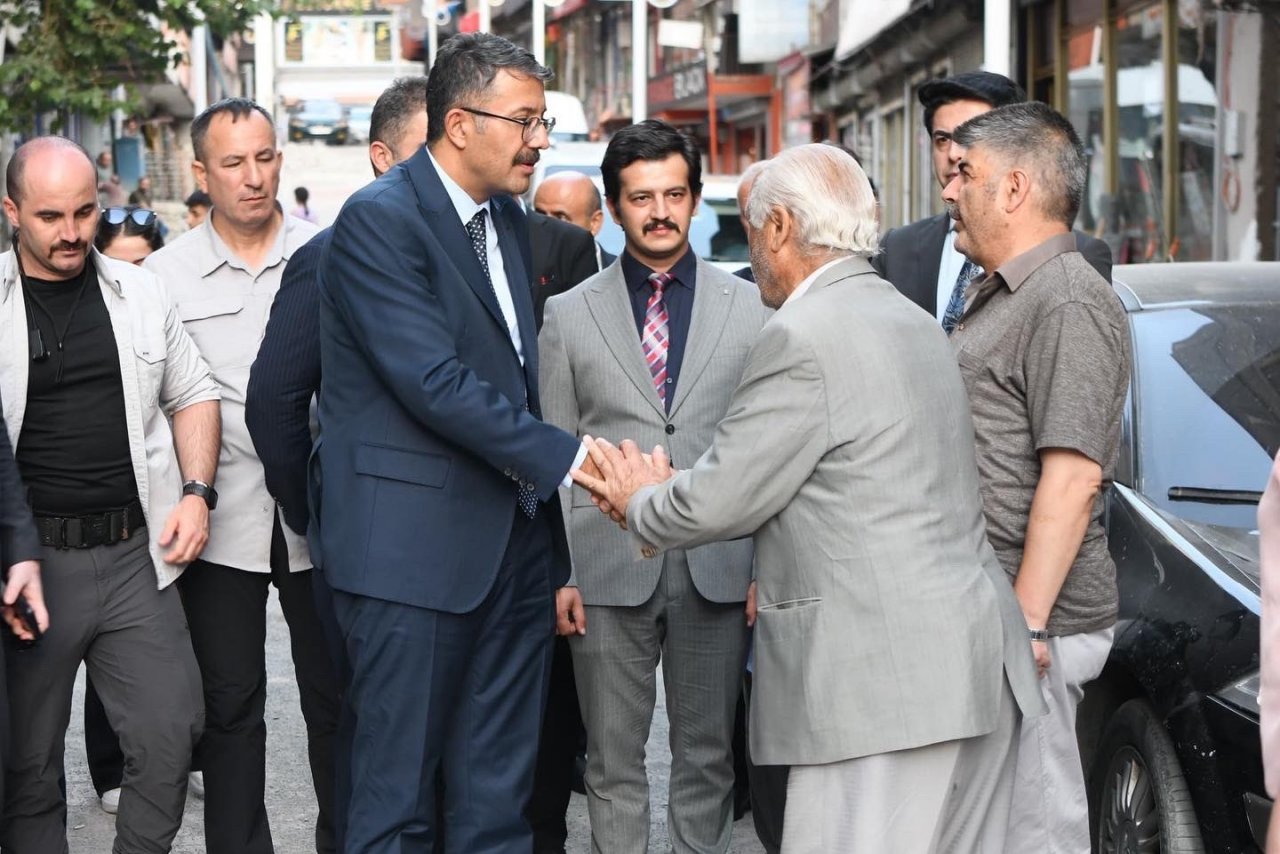 Vali Çelik, vatandaşları ziyaret ederek sorunlarını çözmeye çalışıyor