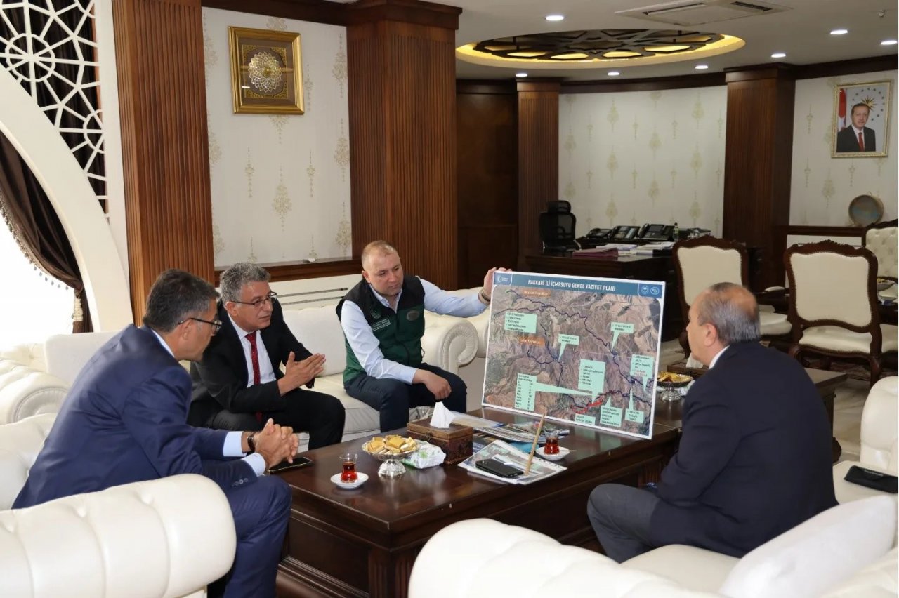 Vali Çelik, vatandaşları ziyaret ederek sorunlarını çözmeye çalışıyor