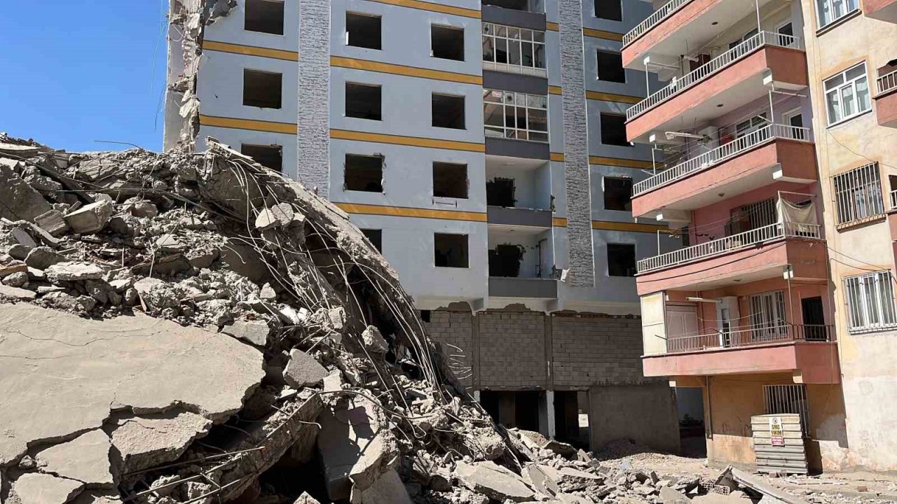 Arsızlığın böylesi: Yıkım yapılan binanın bodrum katında uyuşturucu içerken yakalandılar