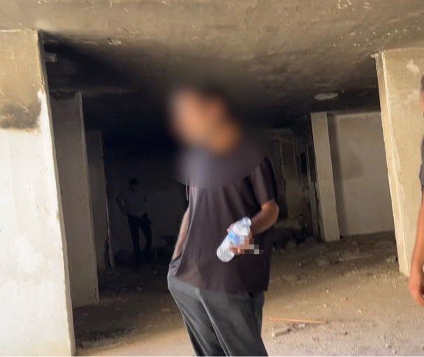 Arsızlığın böylesi: Yıkım yapılan binanın bodrum katında uyuşturucu içerken yakalandılar