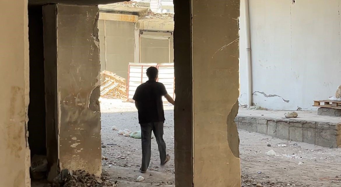 Arsızlığın böylesi: Yıkım yapılan binanın bodrum katında uyuşturucu içerken yakalandılar