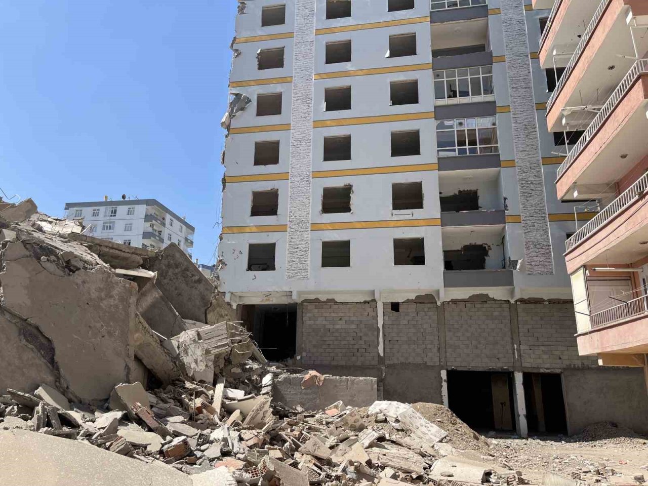 Arsızlığın böylesi: Yıkım yapılan binanın bodrum katında uyuşturucu içerken yakalandılar