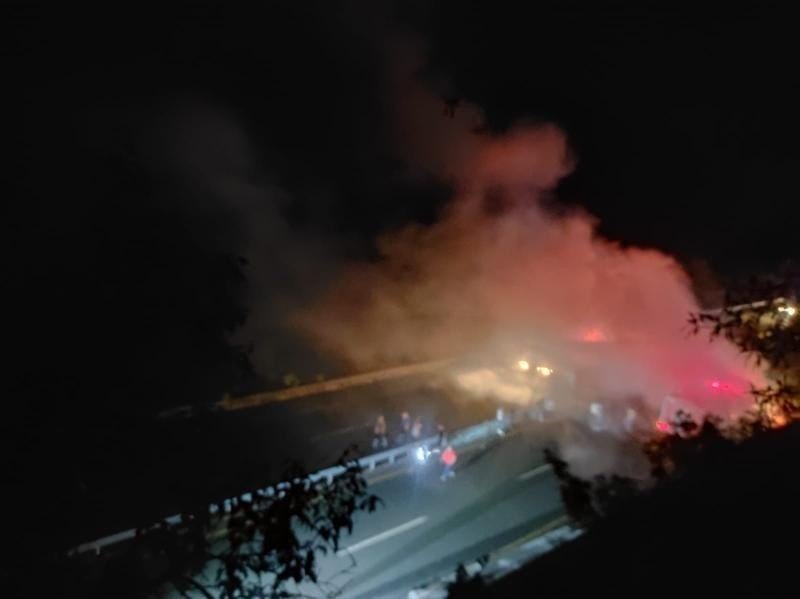 Elazığ’da tırın dorsesi alev alev yandı, patlama sesleri korkuttu