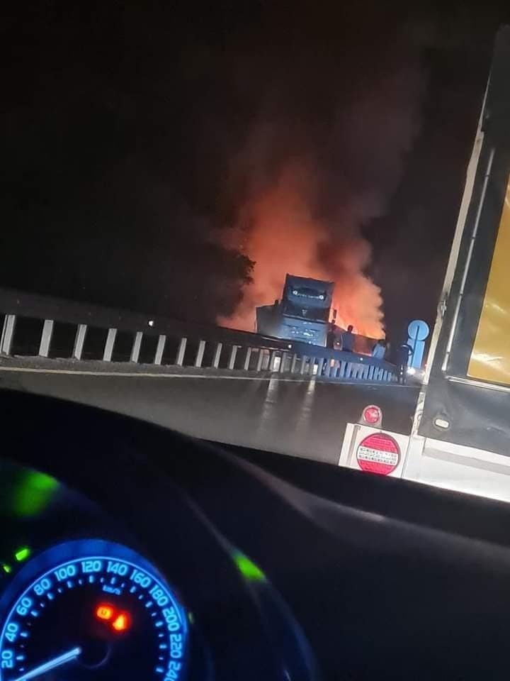 Elazığ’da tırın dorsesi alev alev yandı, patlama sesleri korkuttu