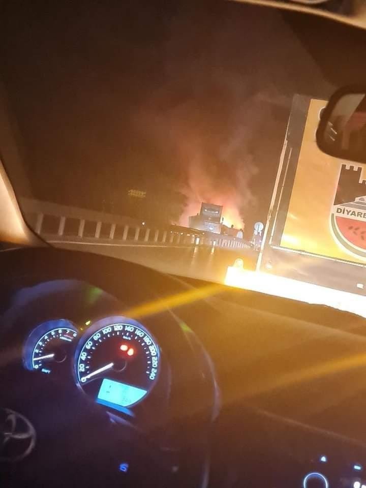 Elazığ’da tırın dorsesi alev alev yandı, patlama sesleri korkuttu