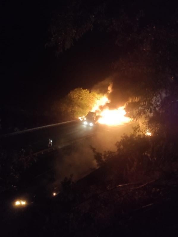 Elazığ’da tırın dorsesi alev alev yandı, patlama sesleri korkuttu