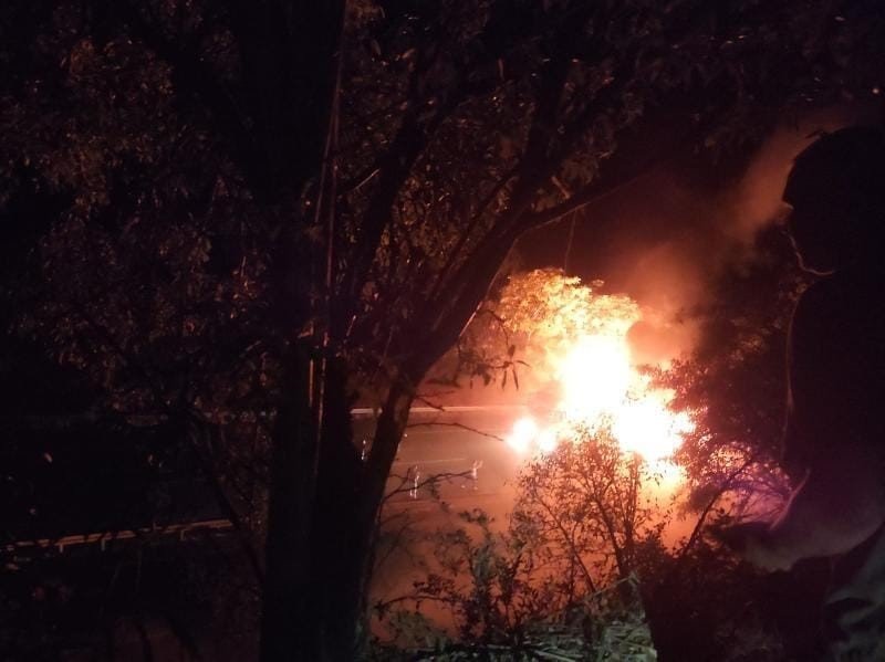 Elazığ’da tırın dorsesi alev alev yandı, patlama sesleri korkuttu