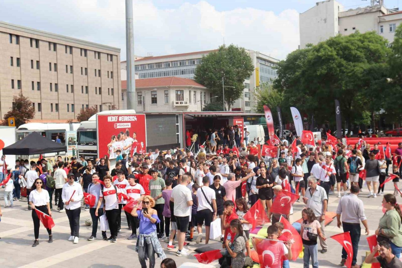 Türkiye Futbol Federasyonu valilik önündeki etkinliklerine devam ediyor