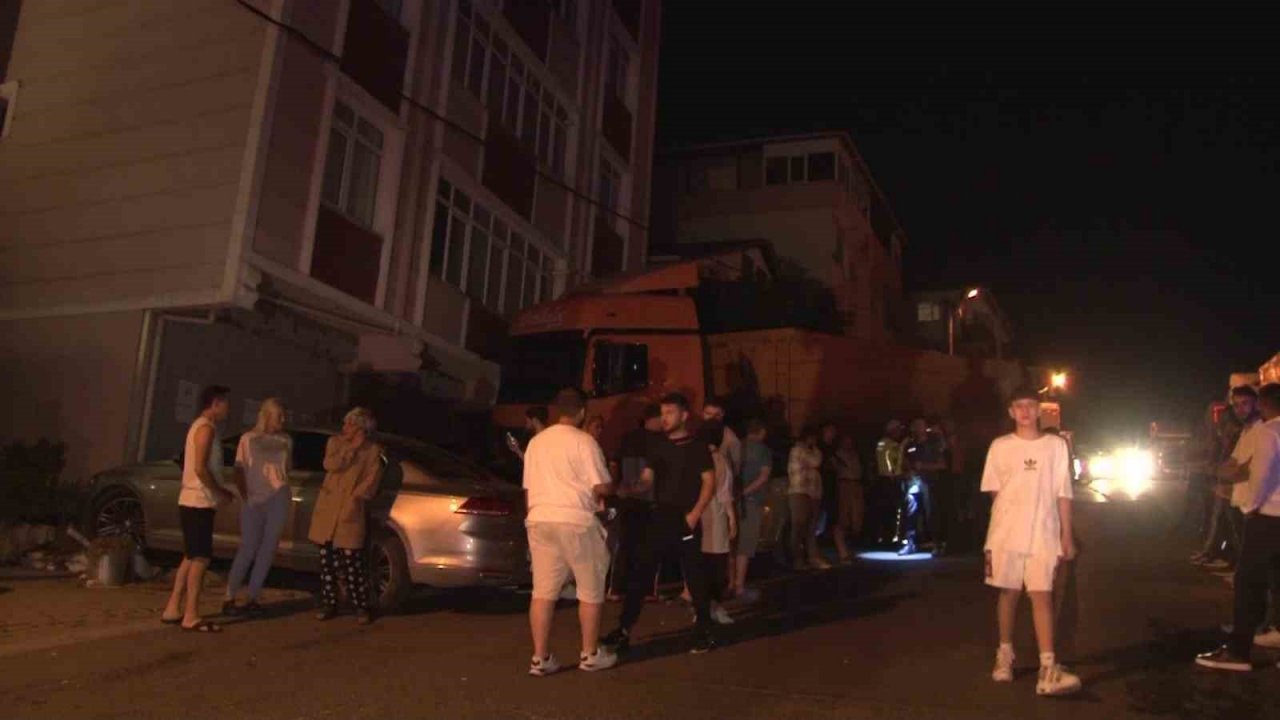 Freni boşalan hafriyat kamyonu 6 otomobile çarparak durabildi