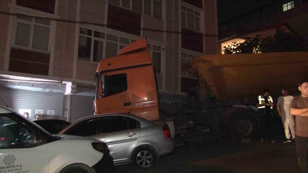 Freni boşalan hafriyat kamyonu 6 otomobile çarparak durabildi