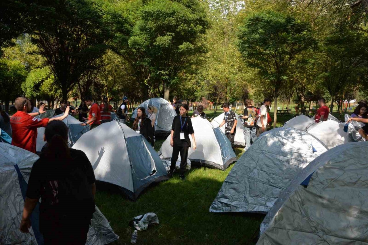 Gençler “Doğa Kampı”nda eğlenirken öğreniyor
