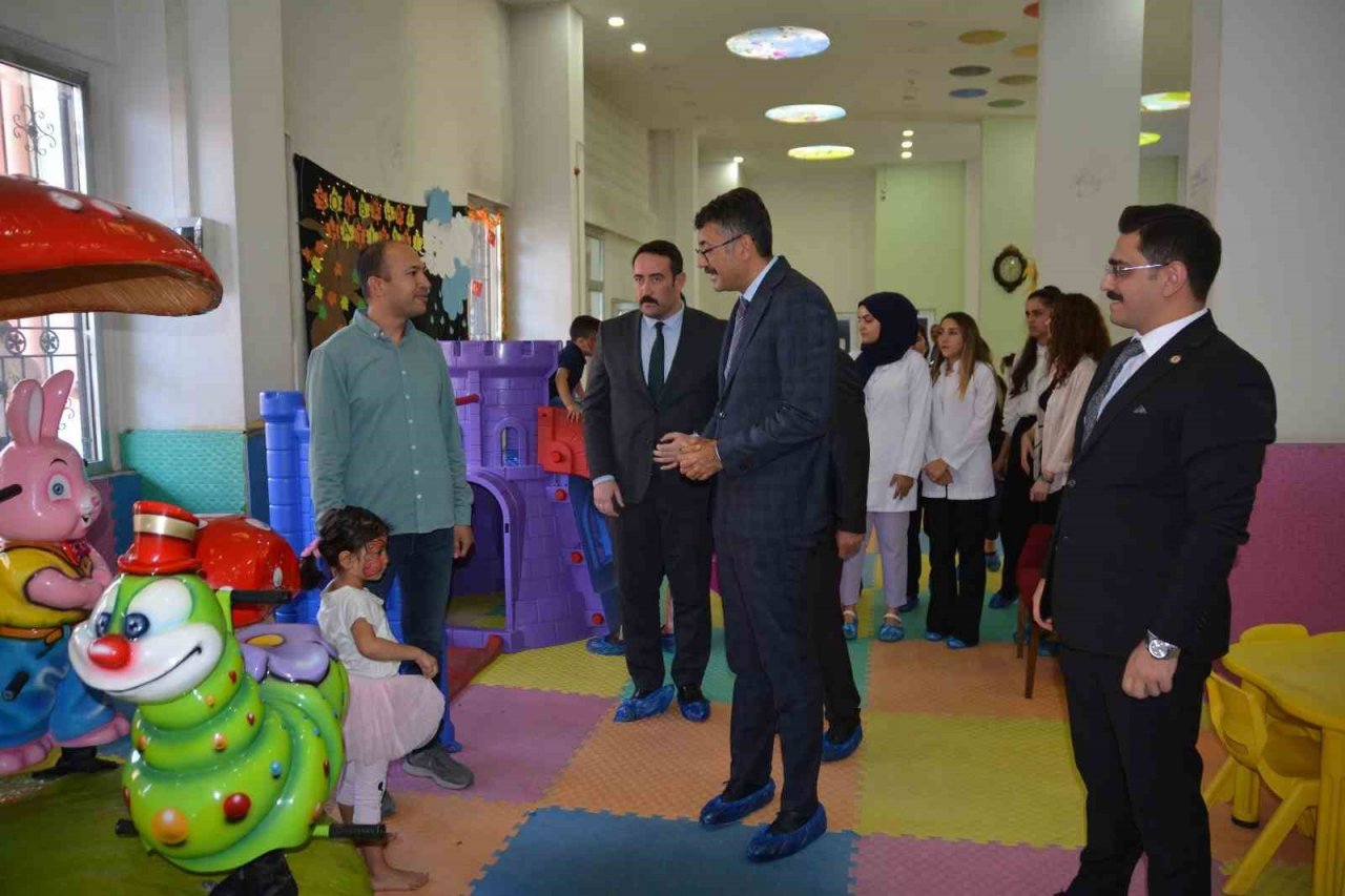 Vali Çelik: "Her eser Hakkari’den bir parça barındırıyor"