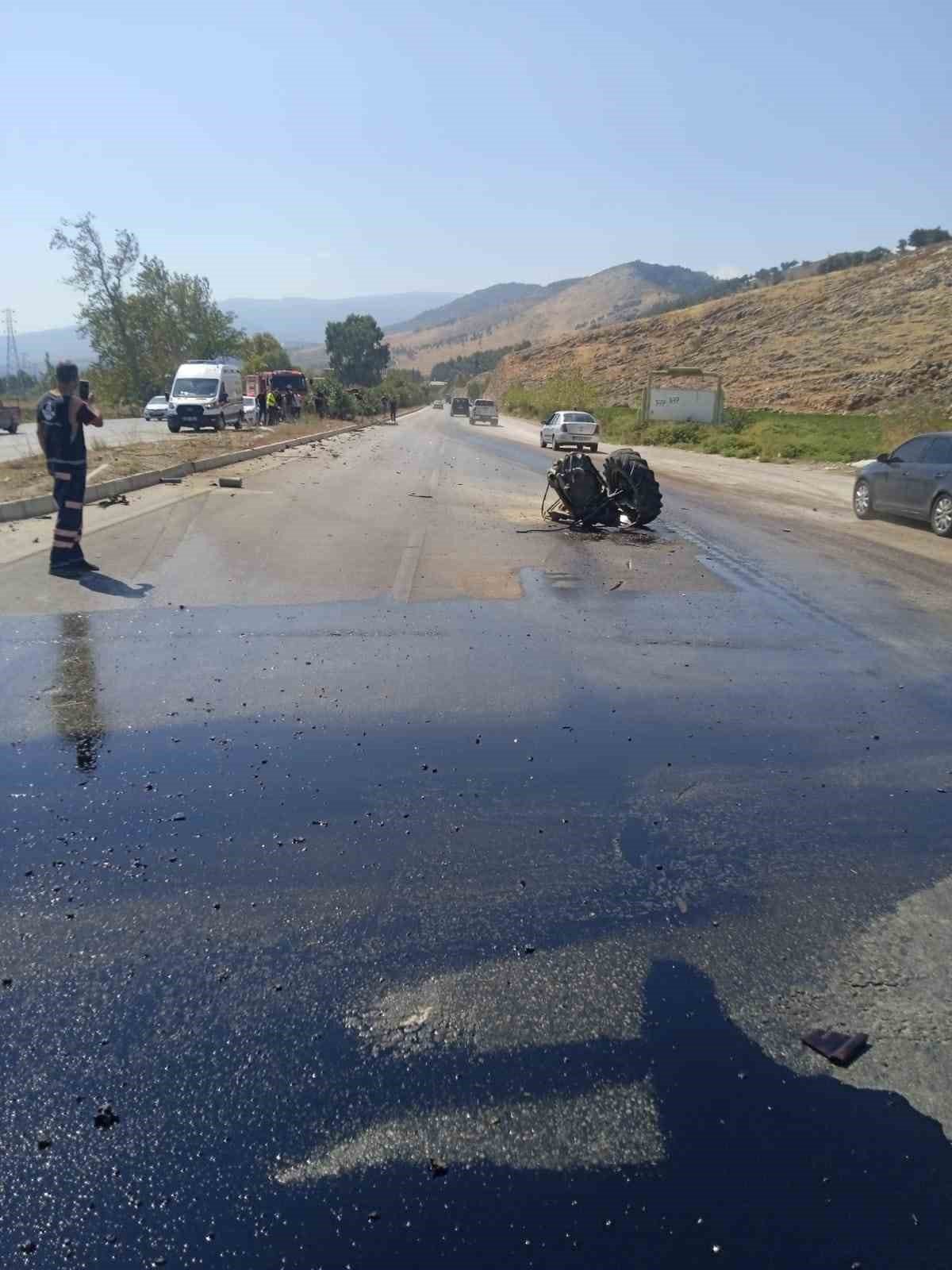 Hatay’da traktör ile otomobil çarpıştı: 2 yaralı