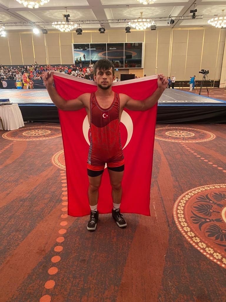 Dünya şampiyonuna ilk kutlama Yüce’den geldi