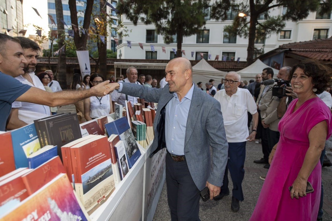 İzmir’in 100 yıllık külliyatı kitaplaştırıldı