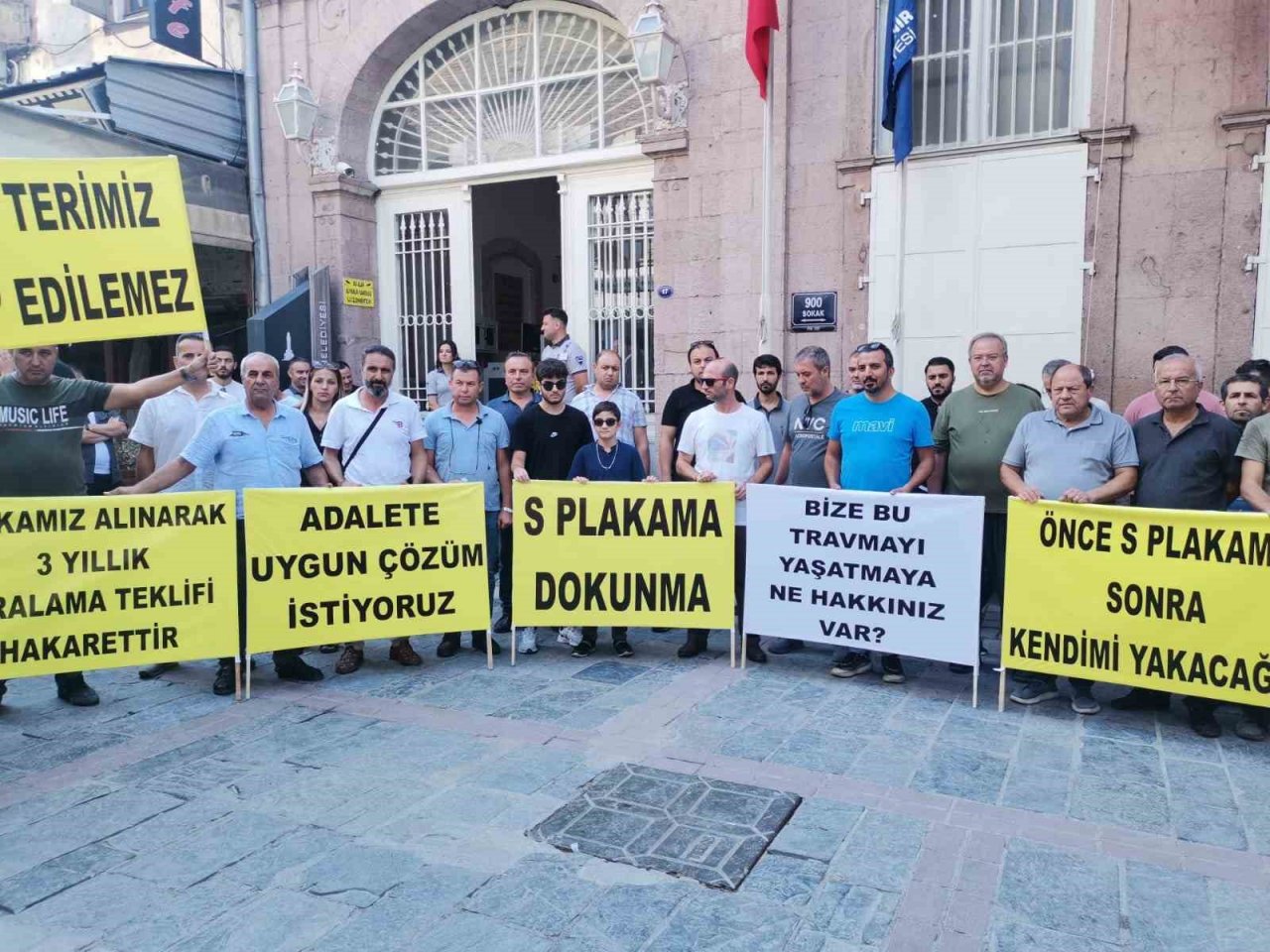 İzmir’de ‘S Plaka’ araç sahipleri Büyükşehir önünde eylem yaptı
