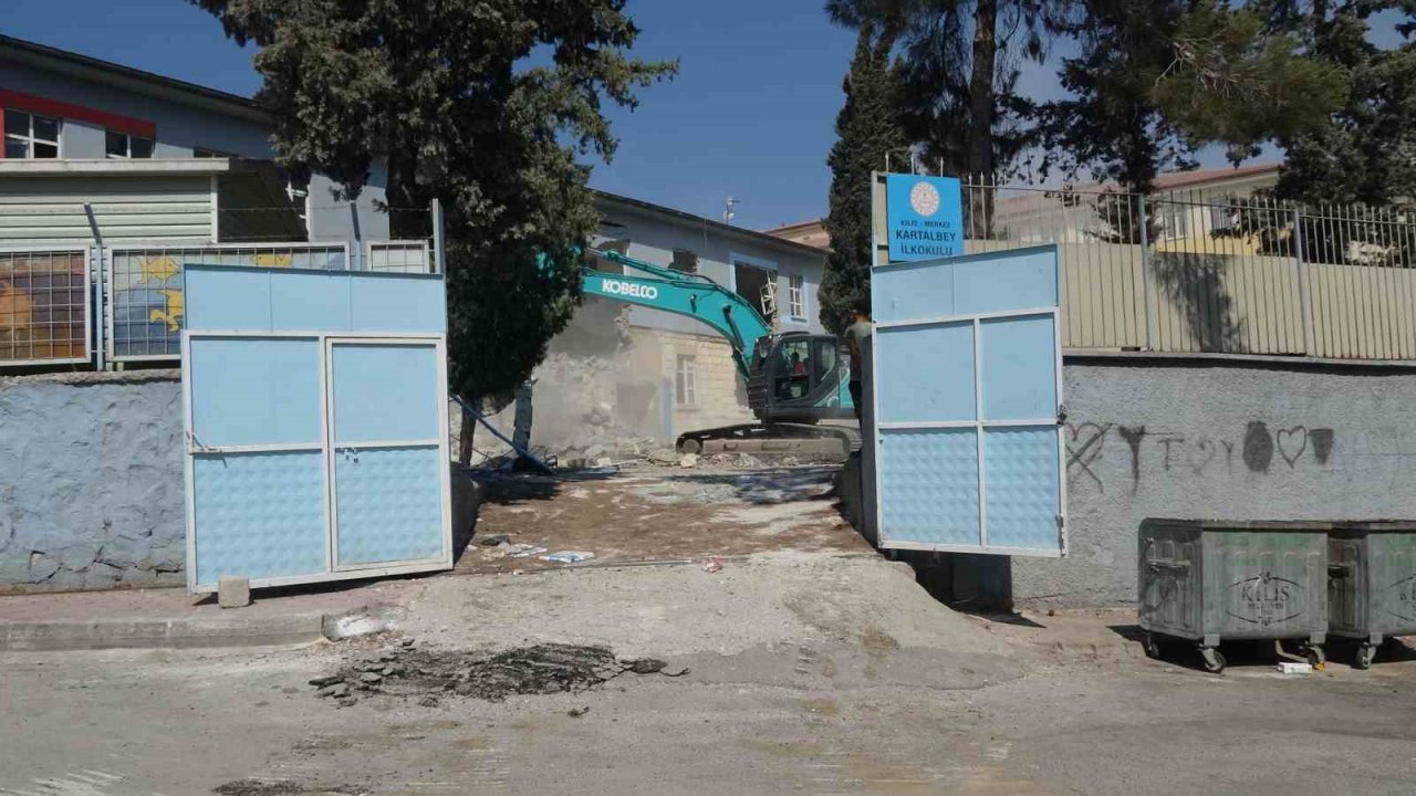 Kilis’te ağır hasarlı okulların yıkımına başlandı