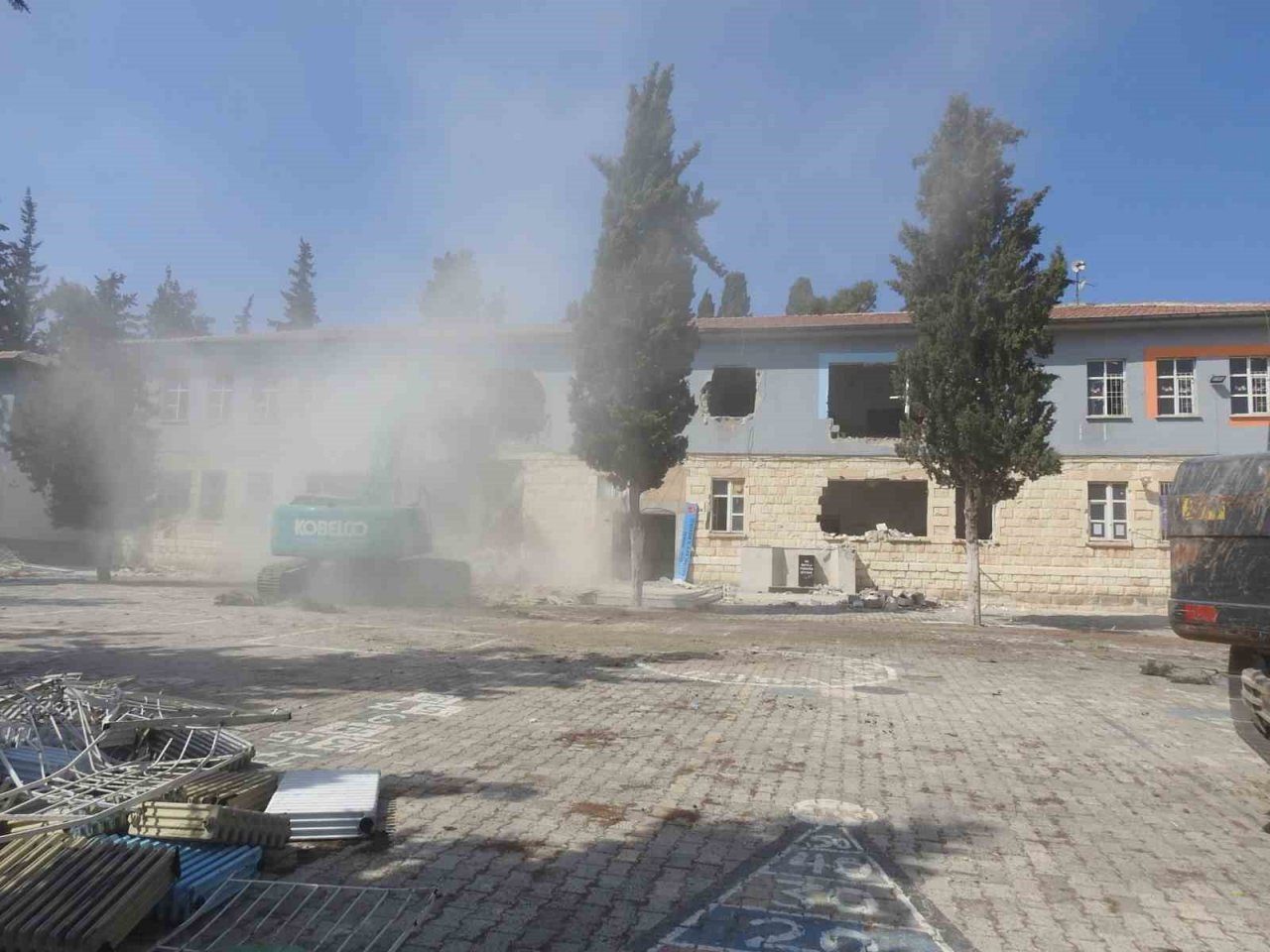 Kilis’te ağır hasarlı okulların yıkımına başlandı