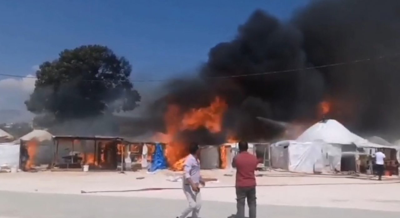 Oba çadırında yangın ve patlama meydana geldi: 12 çadır kül oldu