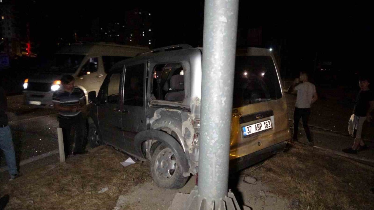 Kastamonu’da cip ile hafif ticari araç çarpıştı: 4 yaralı