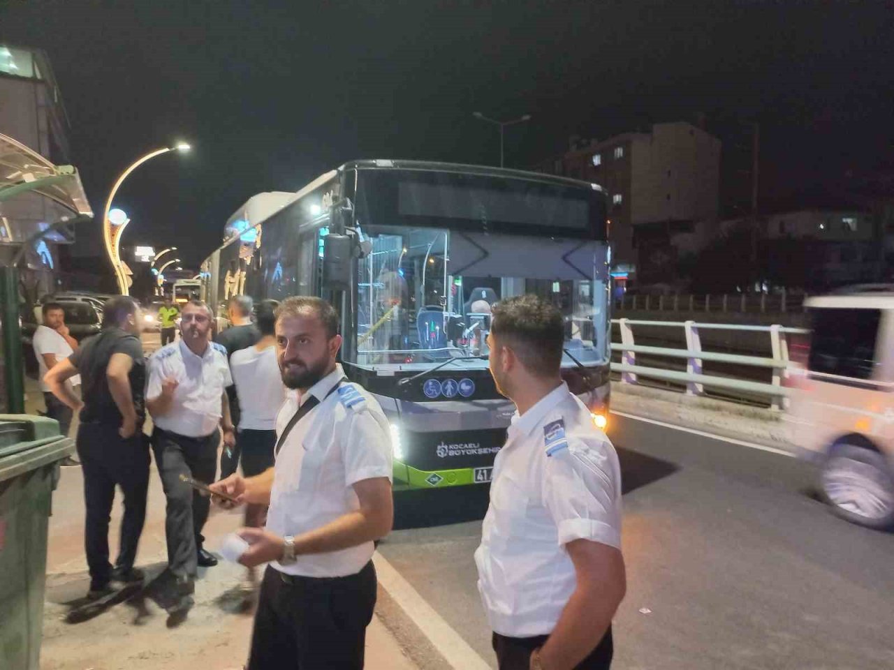 Alkollü motosiklet sürücüsü otobüsten inen yolcuya çarptı: 2 yaralı