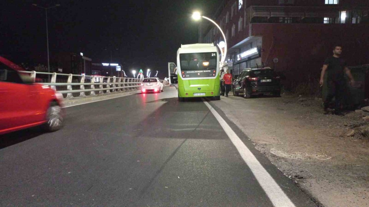 Alkollü motosiklet sürücüsü otobüsten inen yolcuya çarptı: 2 yaralı