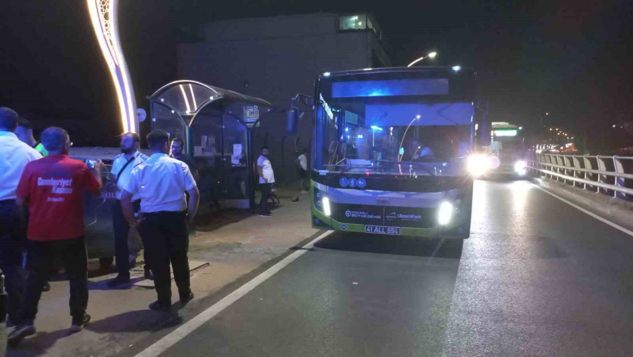 Alkollü motosiklet sürücüsü otobüsten inen yolcuya çarptı: 2 yaralı