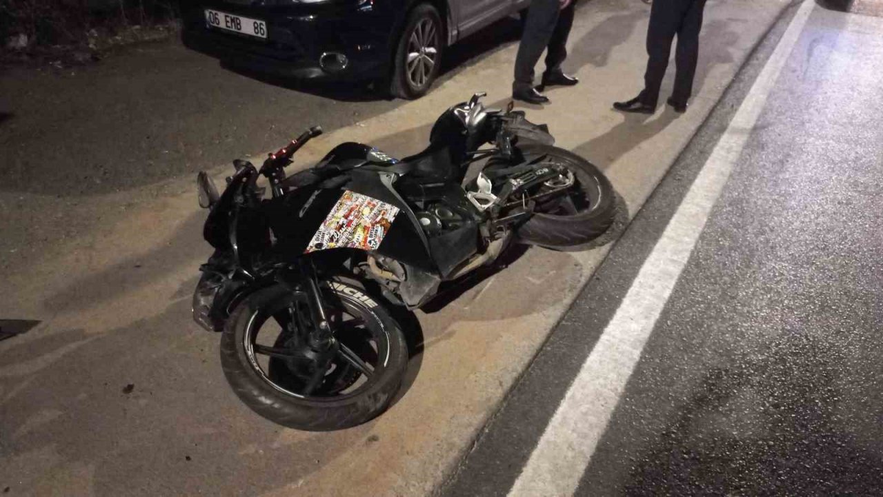 Alkollü motosiklet sürücüsü otobüsten inen yolcuya çarptı: 2 yaralı