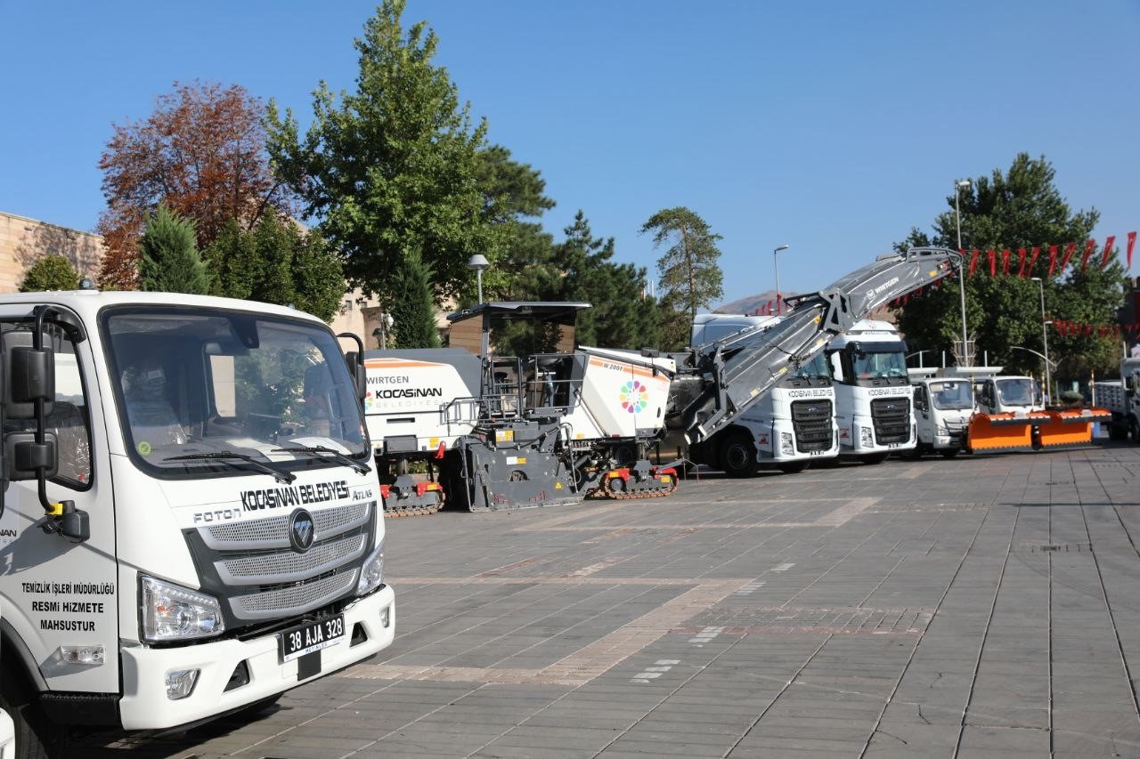 Bakan Özhaseki: "1 milyon 900 binden fazla insan evinde değil dışarıdaysa, başka projelerin peşinde koşmak çok doğru olmaz"